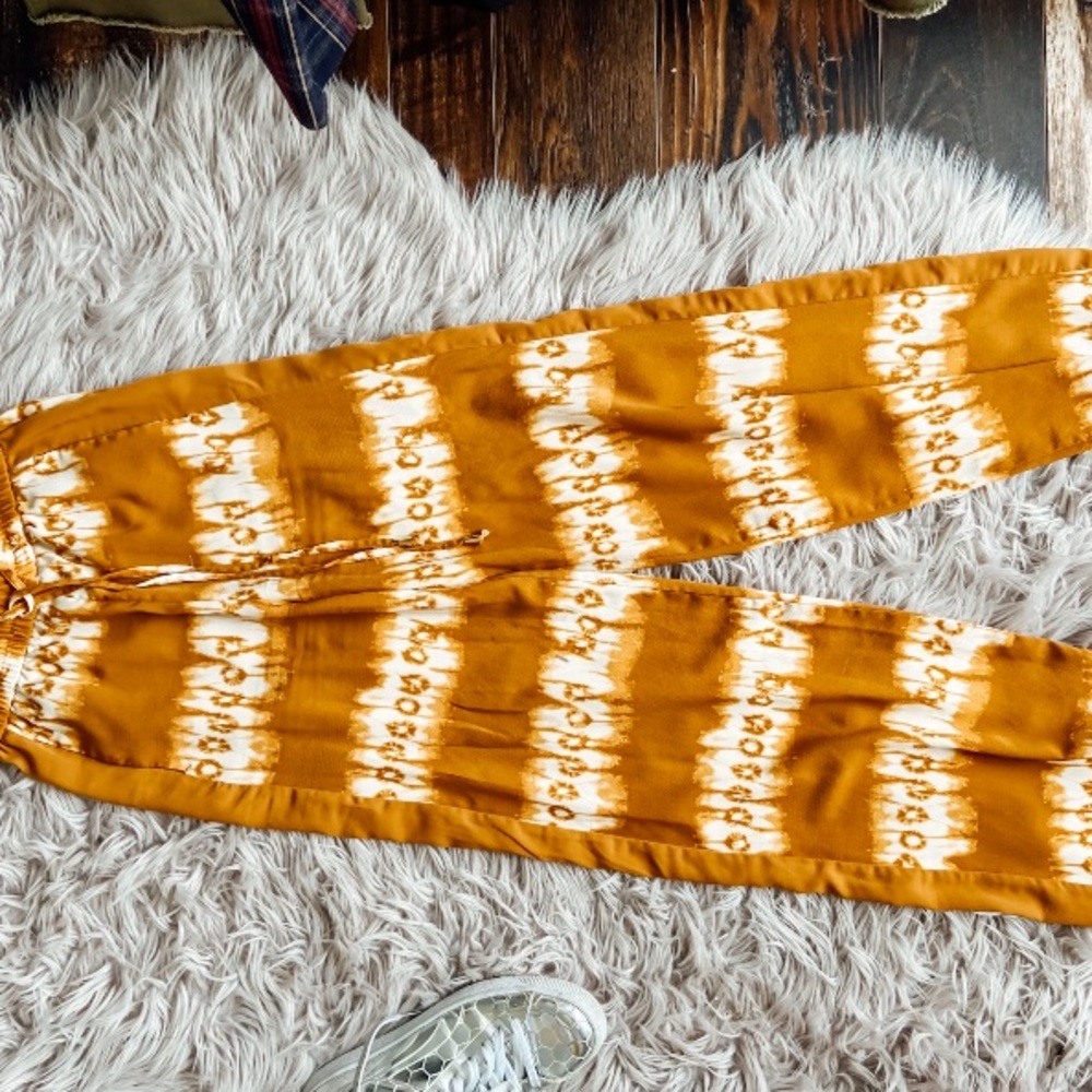 Cute summer pants with yellow and white detail.